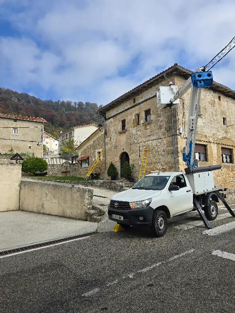 Camión cesta trabajando en pueblo de Navarra